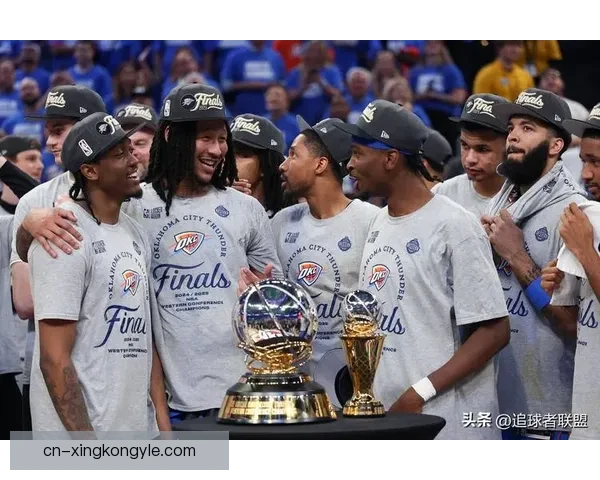 与奖杯合影安东尼奥盼创历史